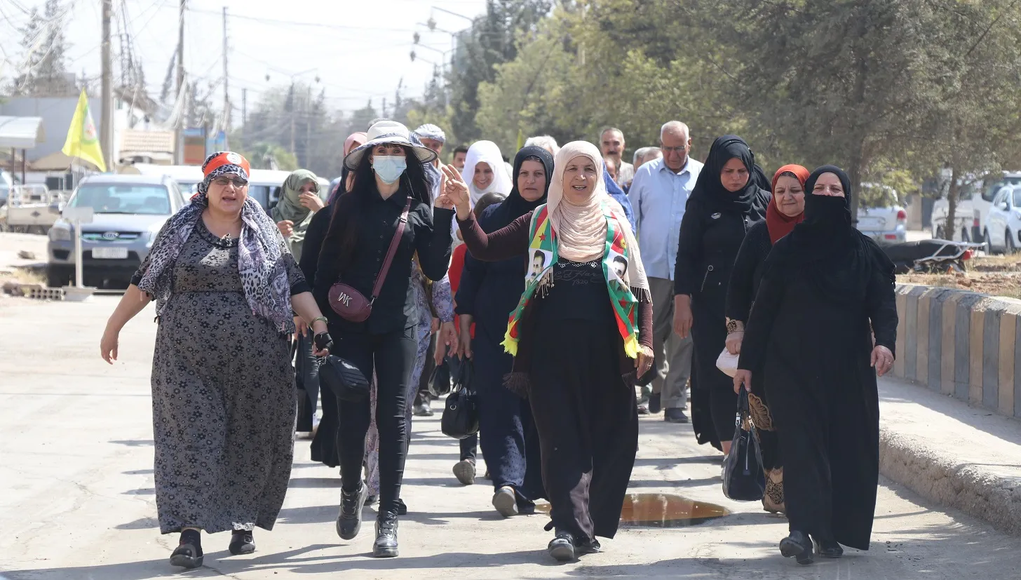 ​​​​​​​مشاركون في خيمة الاعتصام: علينا التكاتف وإخراج الجواسيس والعملاء لضمان تحقيق النصر