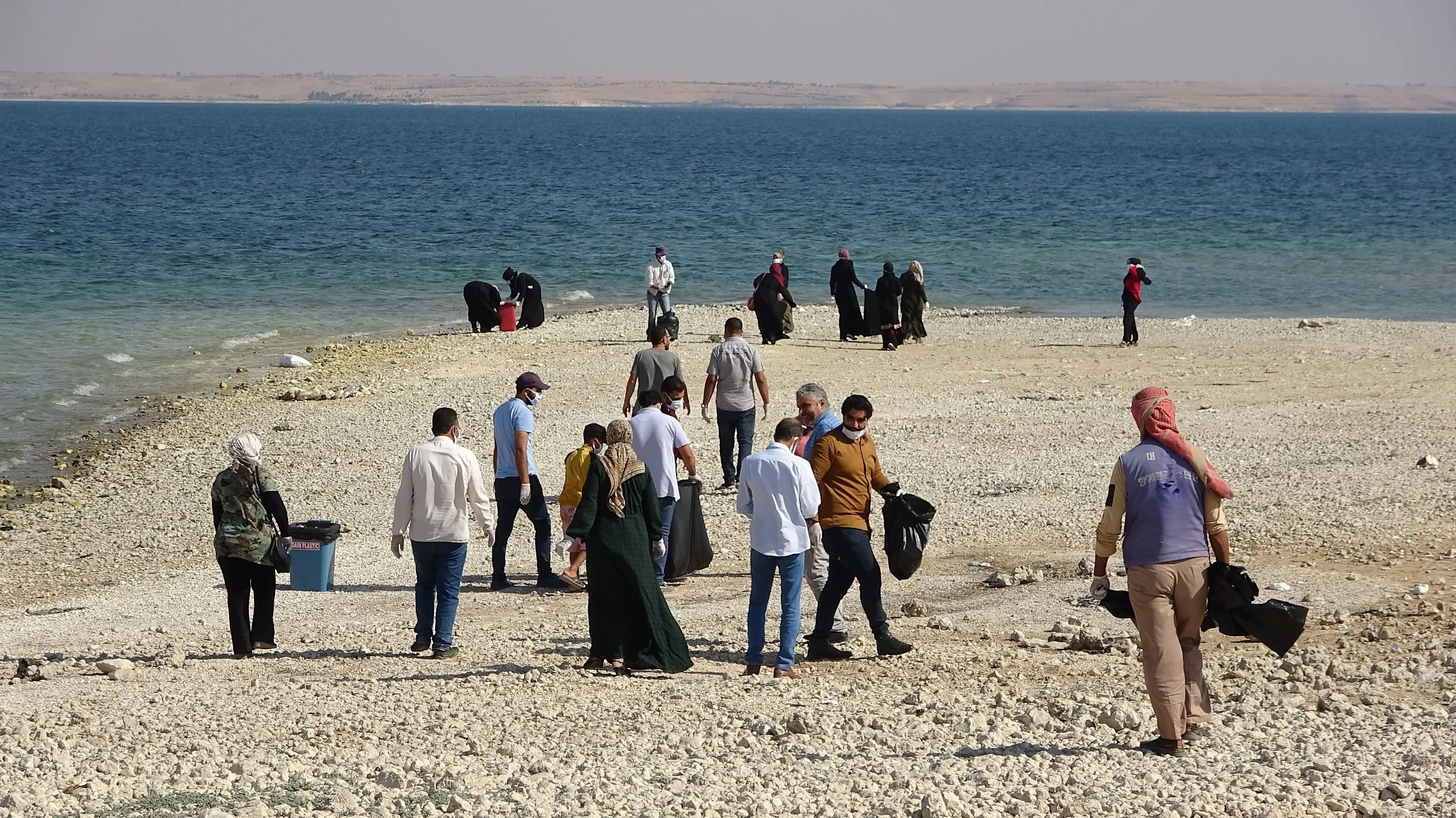 للمحافظة على بيئة نظيفة.. حملة نظافة في الطبقة على سرير نهر الفرات