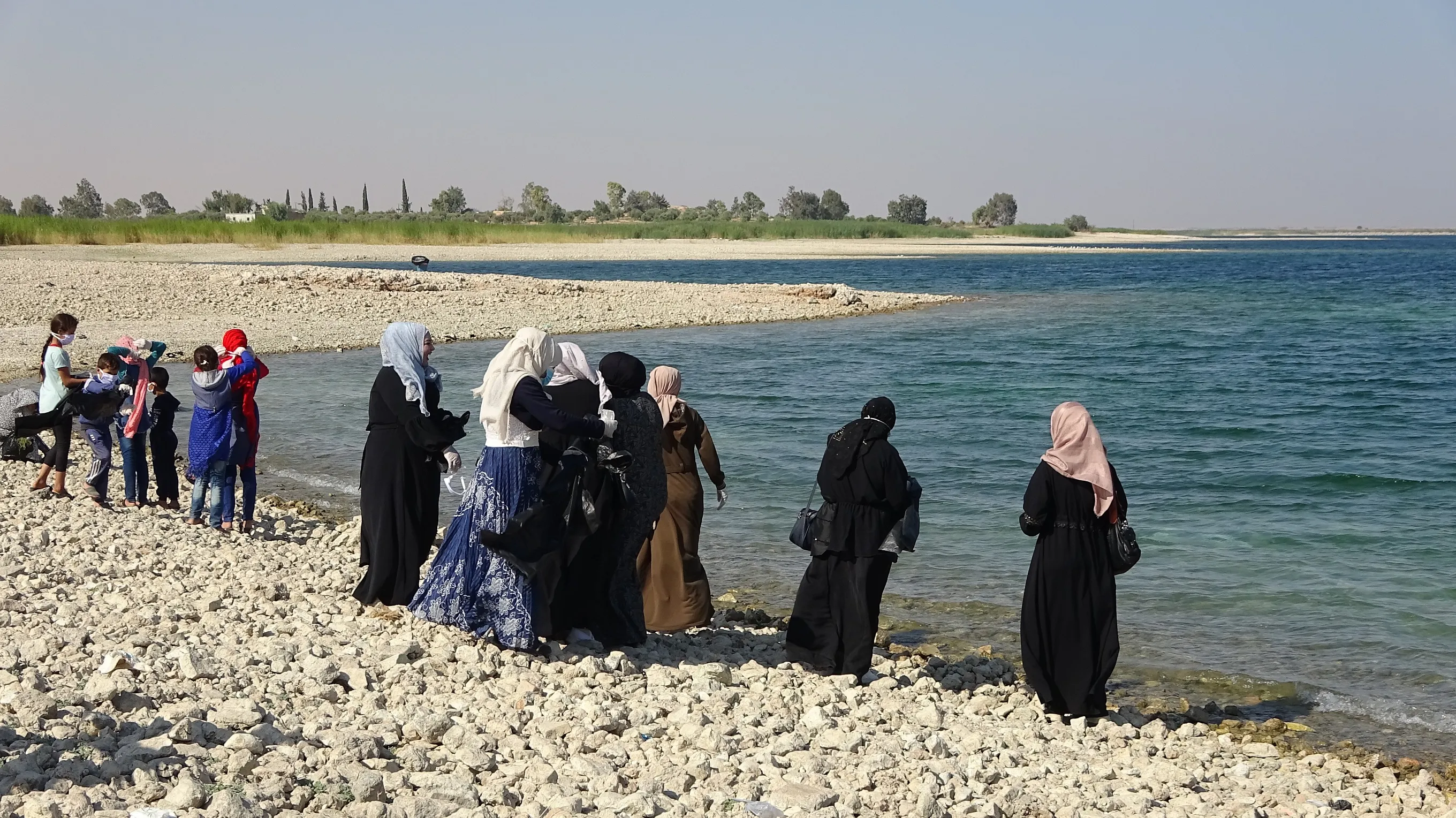 للمحافظة على بيئة نظيفة.. حملة نظافة في الطبقة على سرير نهر الفرات