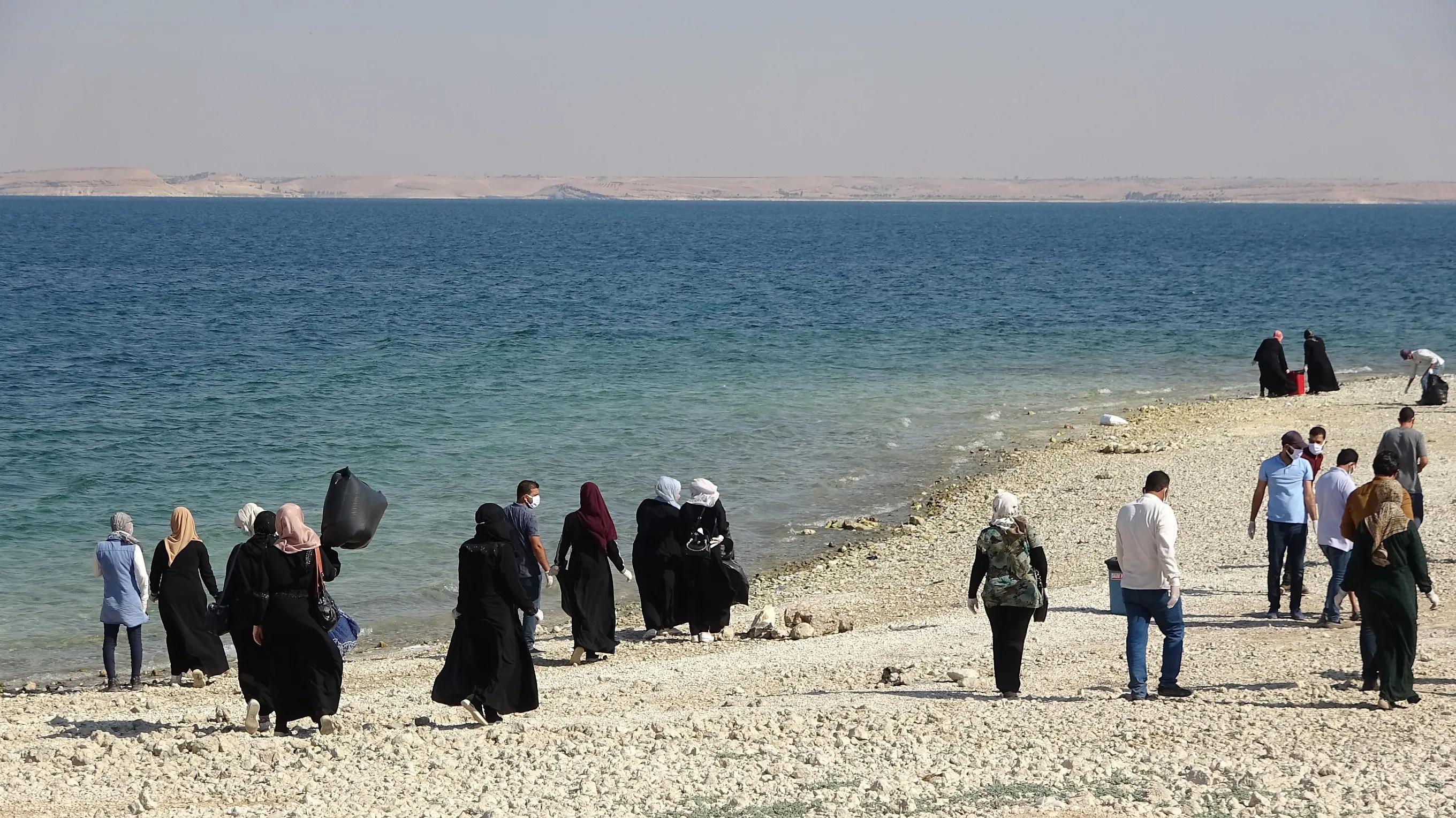 للمحافظة على بيئة نظيفة.. حملة نظافة في الطبقة على سرير نهر الفرات