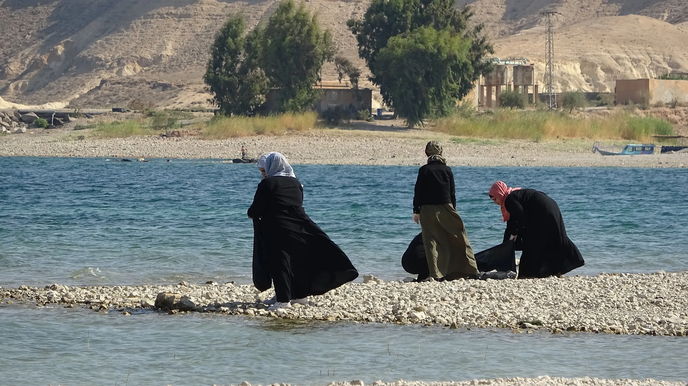 للمحافظة على بيئة نظيفة.. حملة نظافة في الطبقة على سرير نهر الفرات