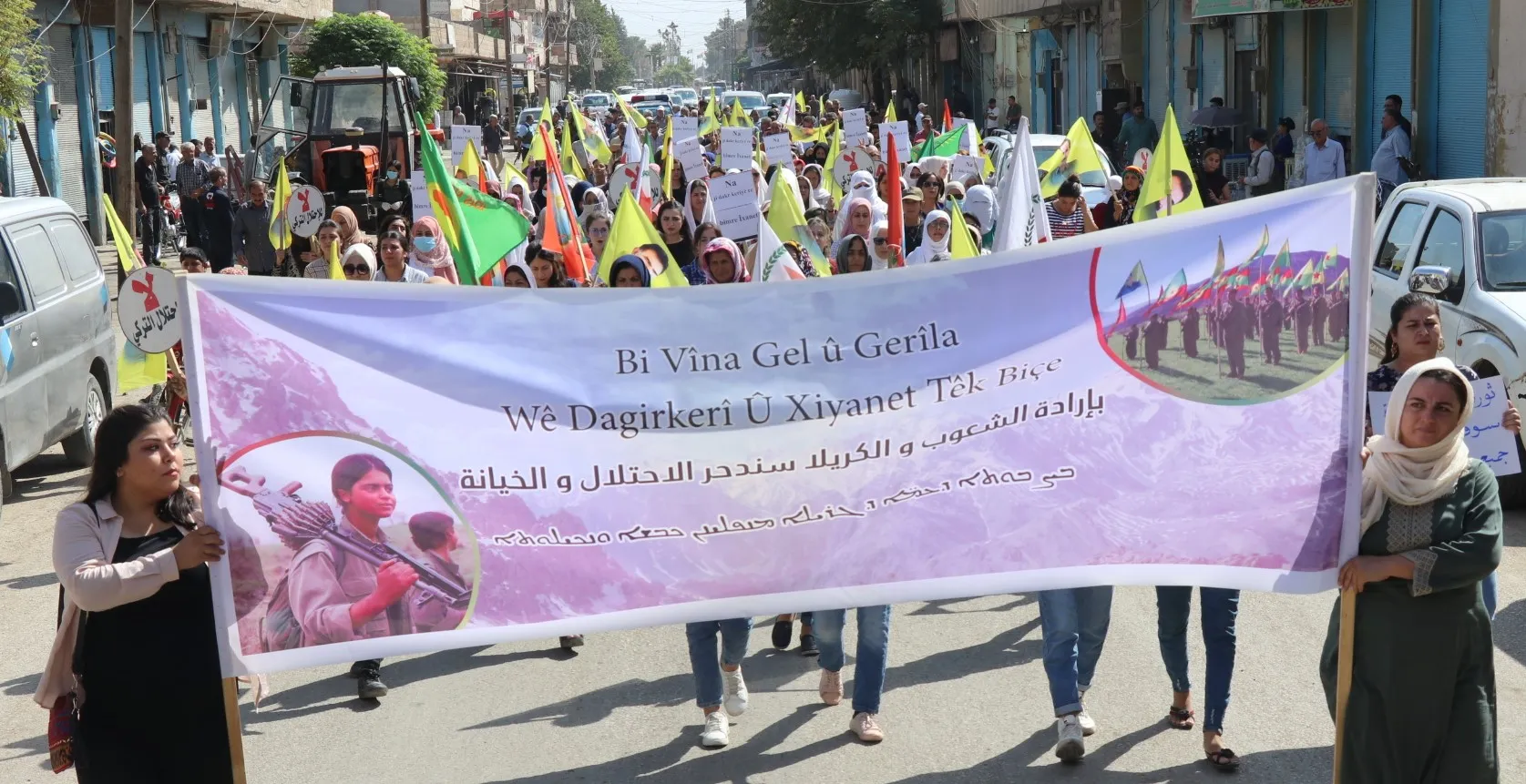 ​​​​​​​أهالي عامودا ينددون خلال مظاهرة بخيانة الديمقراطي الكردستاني والهجمات التركية على المنطقة