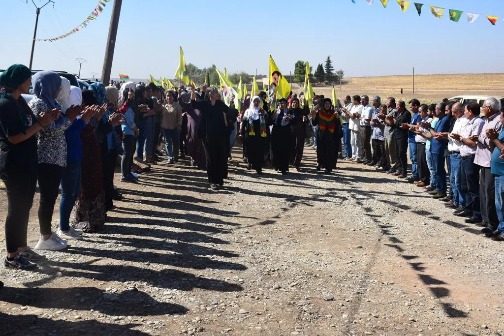 ​​​​​​​أهالي مقاطعة قامشلو يقدمون واجب العزاء لذوي الشهيد زنار أوصمان