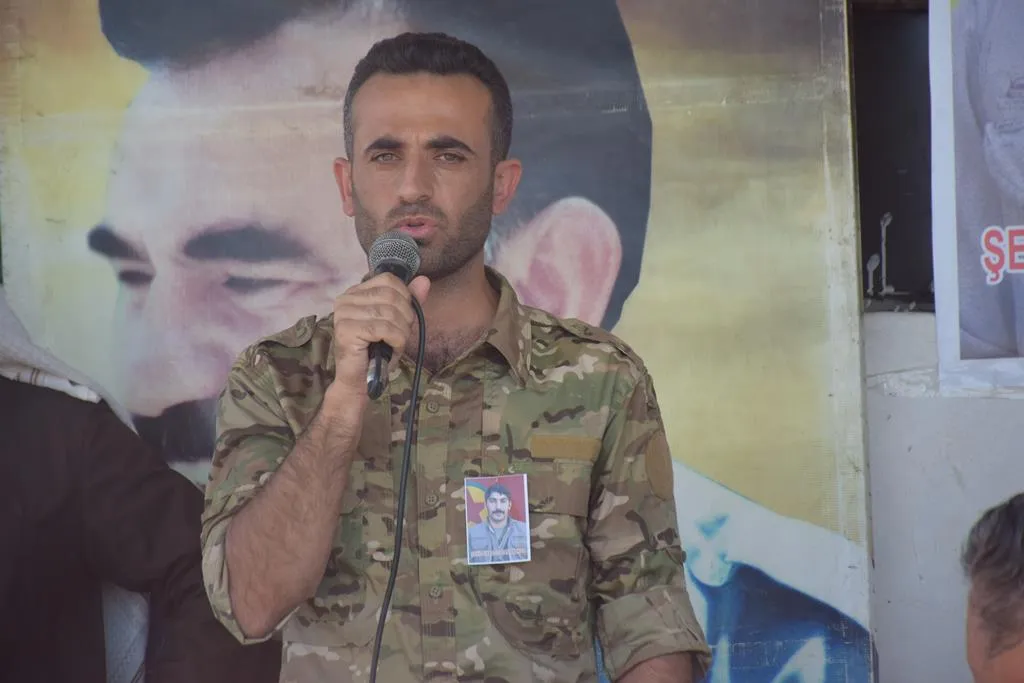 ​​​​​​​أهالي مقاطعة قامشلو يقدمون واجب العزاء لذوي الشهيد زنار أوصمان