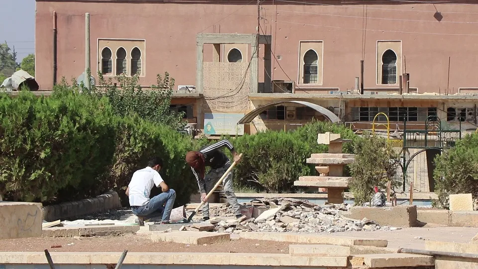 ​​​​​​​مديرية البيئة في الطبقة تواصل أعمال تأهيل الحديقة العامة