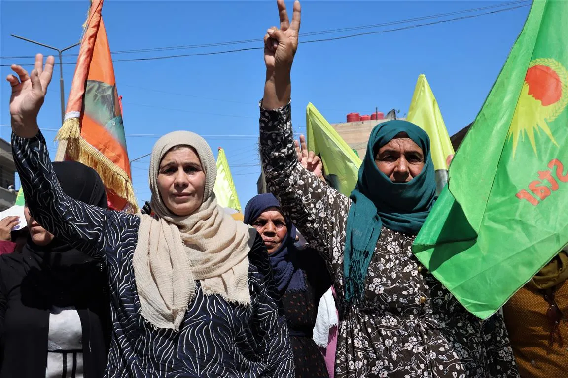 الآلاف يتظاهرن في مقاطعة الحسكة تنديداُ بخيانة PDK وهجمات جيش الاحتلال التركي