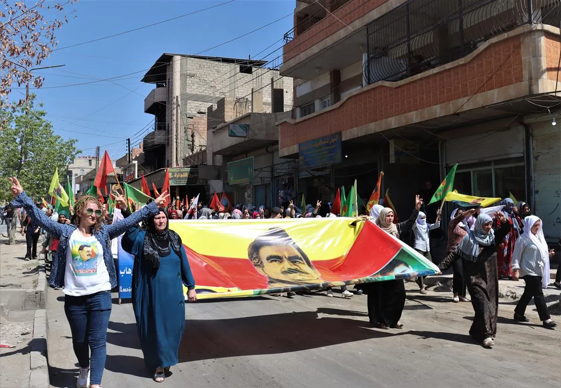 الآلاف يتظاهرن في مقاطعة الحسكة تنديداُ بخيانة PDK وهجمات جيش الاحتلال التركي