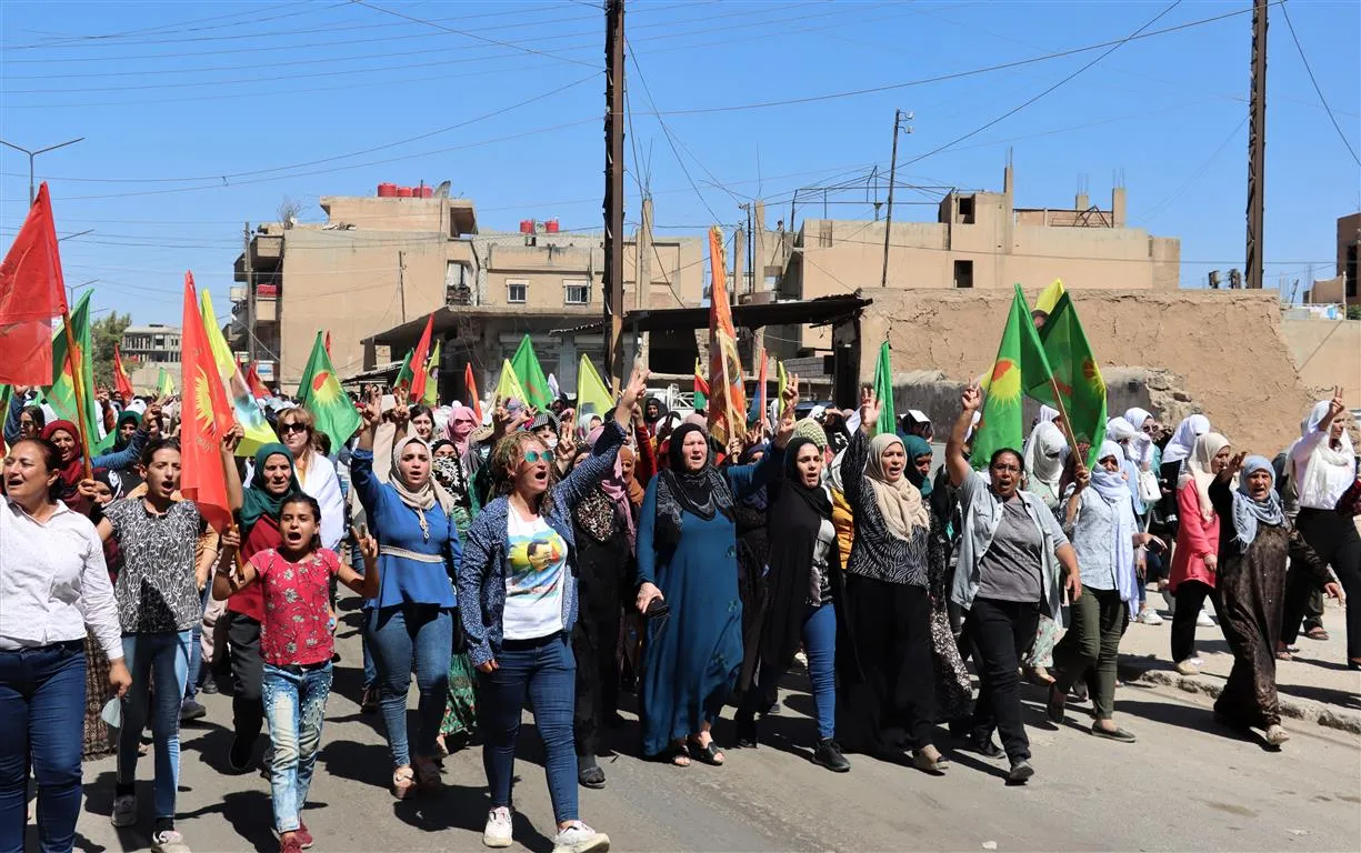 الآلاف يتظاهرن في مقاطعة الحسكة تنديداُ بخيانة PDK وهجمات جيش الاحتلال التركي