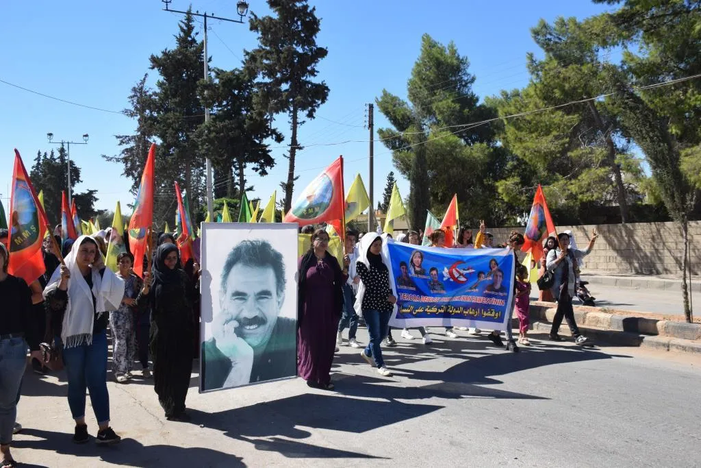 الآلاف يتظاهرن في مقاطعة الحسكة تنديداُ بخيانة PDK وهجمات جيش الاحتلال التركي