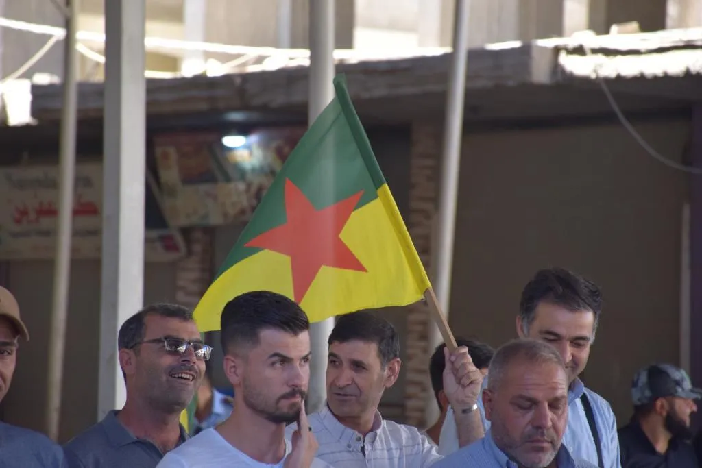 الآلاف يتظاهرن في مقاطعة الحسكة تنديداُ بخيانة PDK وهجمات جيش الاحتلال التركي