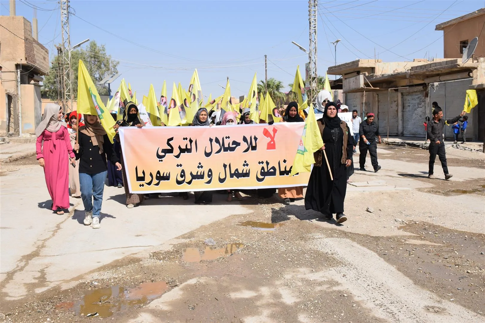 الآلاف يتظاهرن في مقاطعة الحسكة تنديداُ بخيانة PDK وهجمات جيش الاحتلال التركي