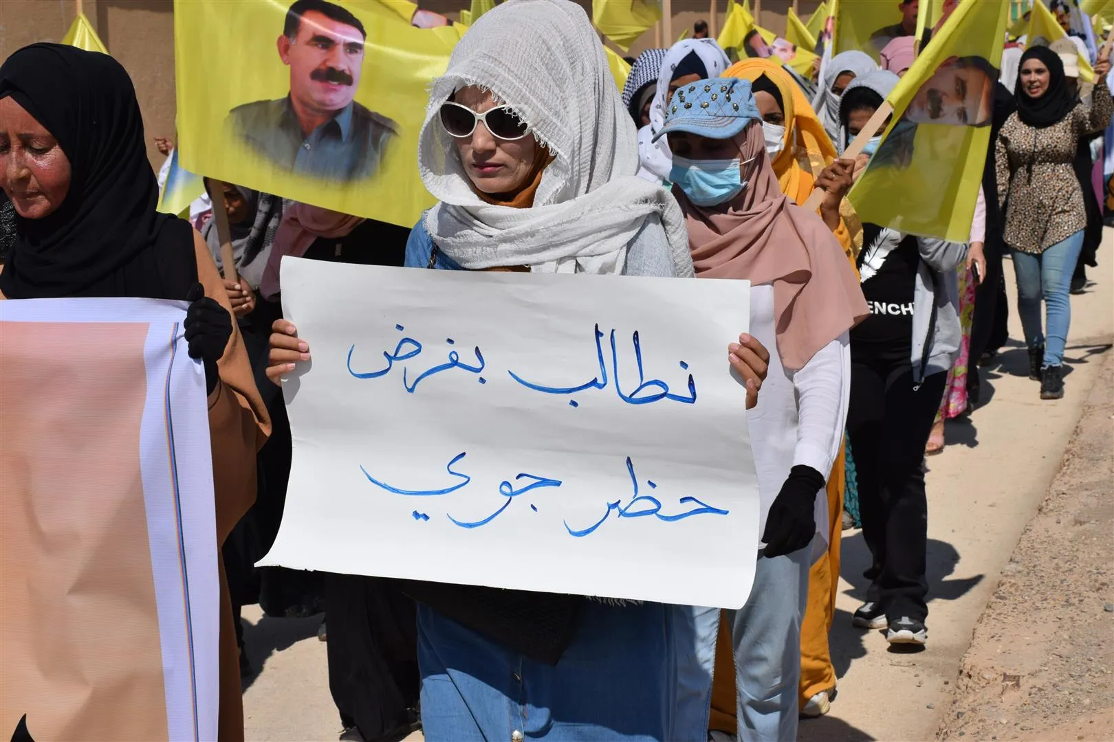 الآلاف يتظاهرن في مقاطعة الحسكة تنديداُ بخيانة PDK وهجمات جيش الاحتلال التركي