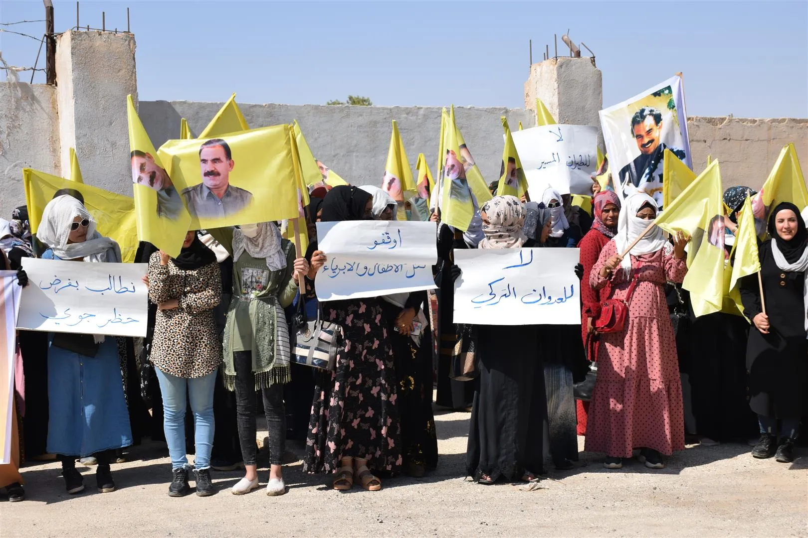 الآلاف يتظاهرن في مقاطعة الحسكة تنديداُ بخيانة PDK وهجمات جيش الاحتلال التركي