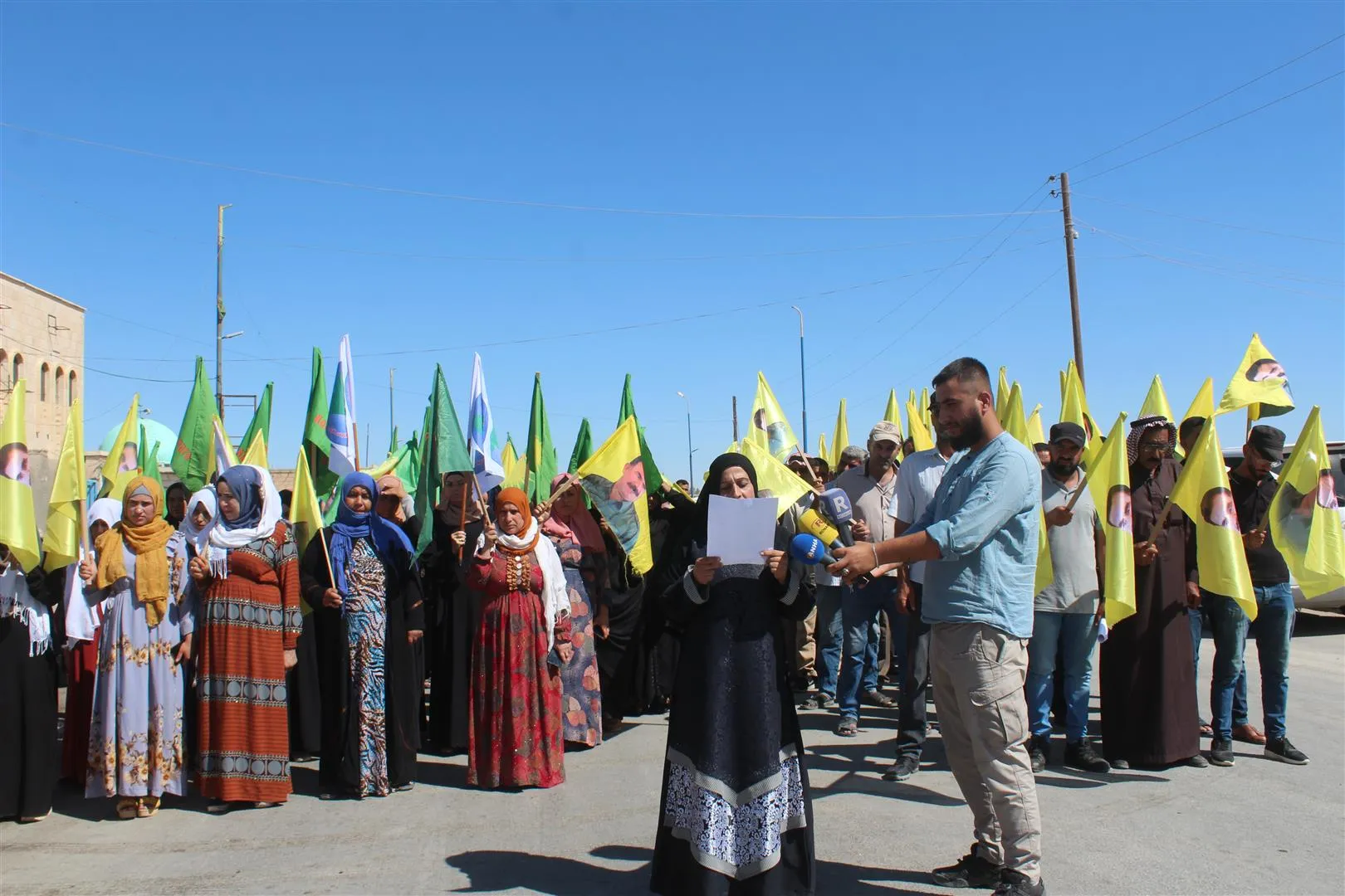 الآلاف يتظاهرن في مقاطعة الحسكة تنديداُ بخيانة PDK وهجمات جيش الاحتلال التركي