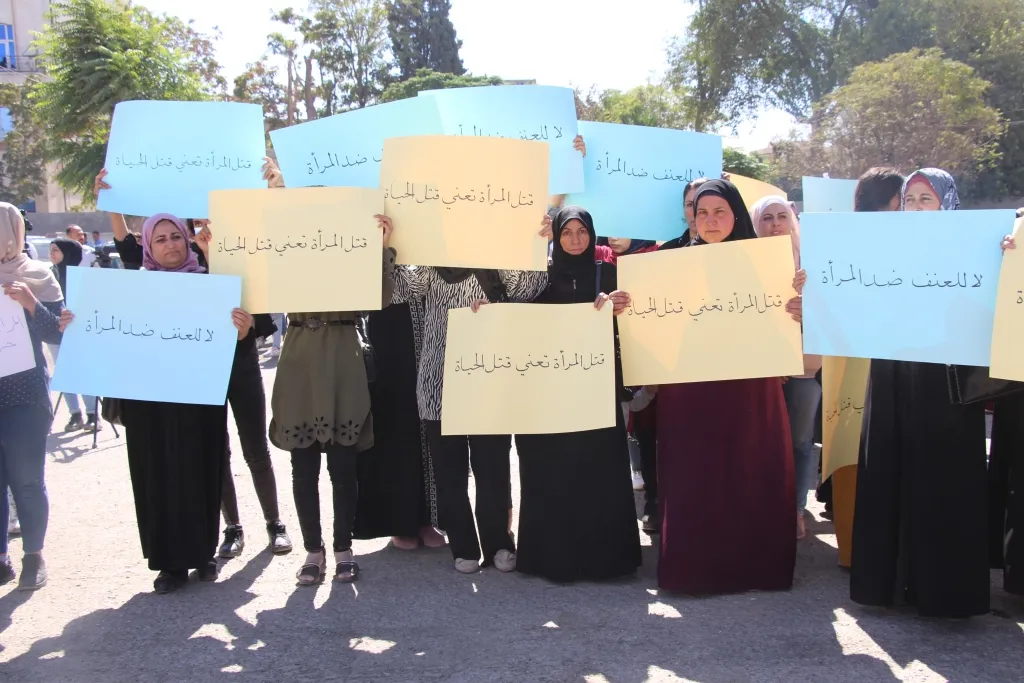 ​​​​​​​​​​​​​​​​​​​​​​​​​​​​"المرأة حياة لا تقتلوا الحياة".. مظاهرة بالسيارات احتجاجاً على جرائم قتل النساء من قبل تركيا وإيران