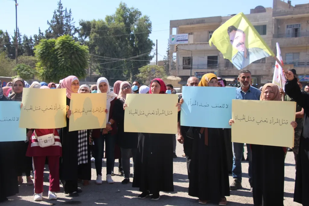 ​​​​​​​​​​​​​​​​​​​​​​​​​​​​"المرأة حياة لا تقتلوا الحياة".. مظاهرة بالسيارات احتجاجاً على جرائم قتل النساء من قبل تركيا وإيران