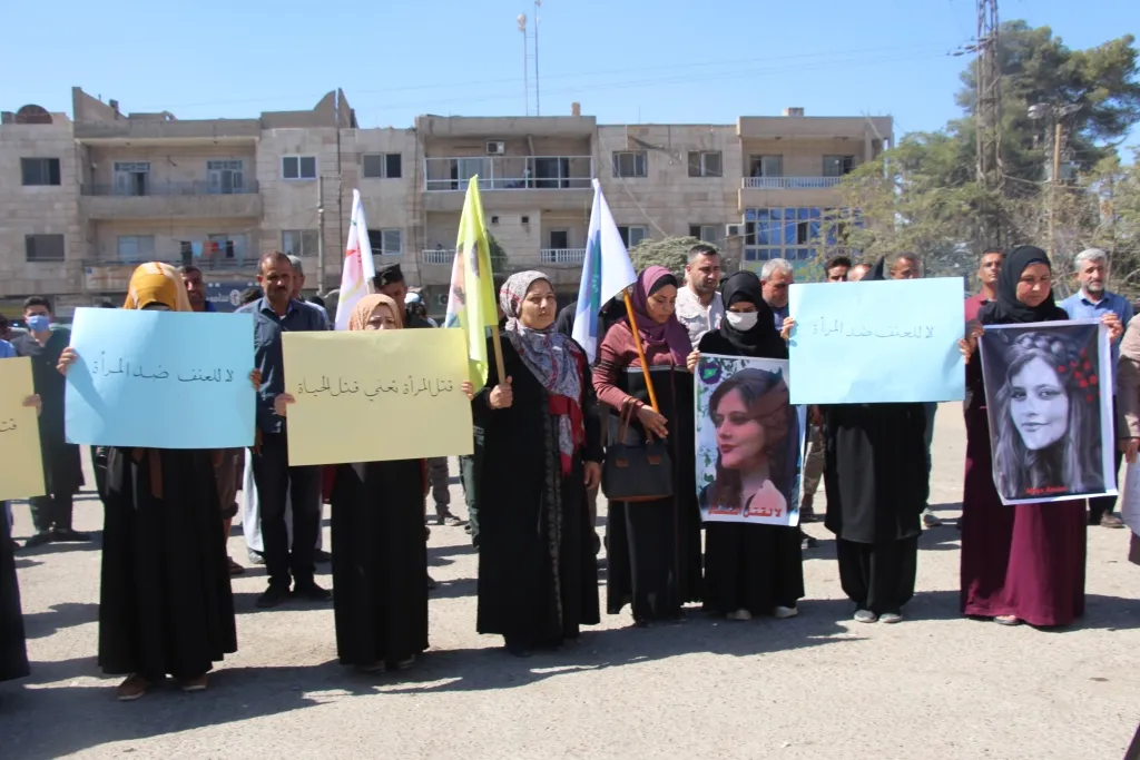​​​​​​​​​​​​​​​​​​​​​​​​​​​​"المرأة حياة لا تقتلوا الحياة".. مظاهرة بالسيارات احتجاجاً على جرائم قتل النساء من قبل تركيا وإيران