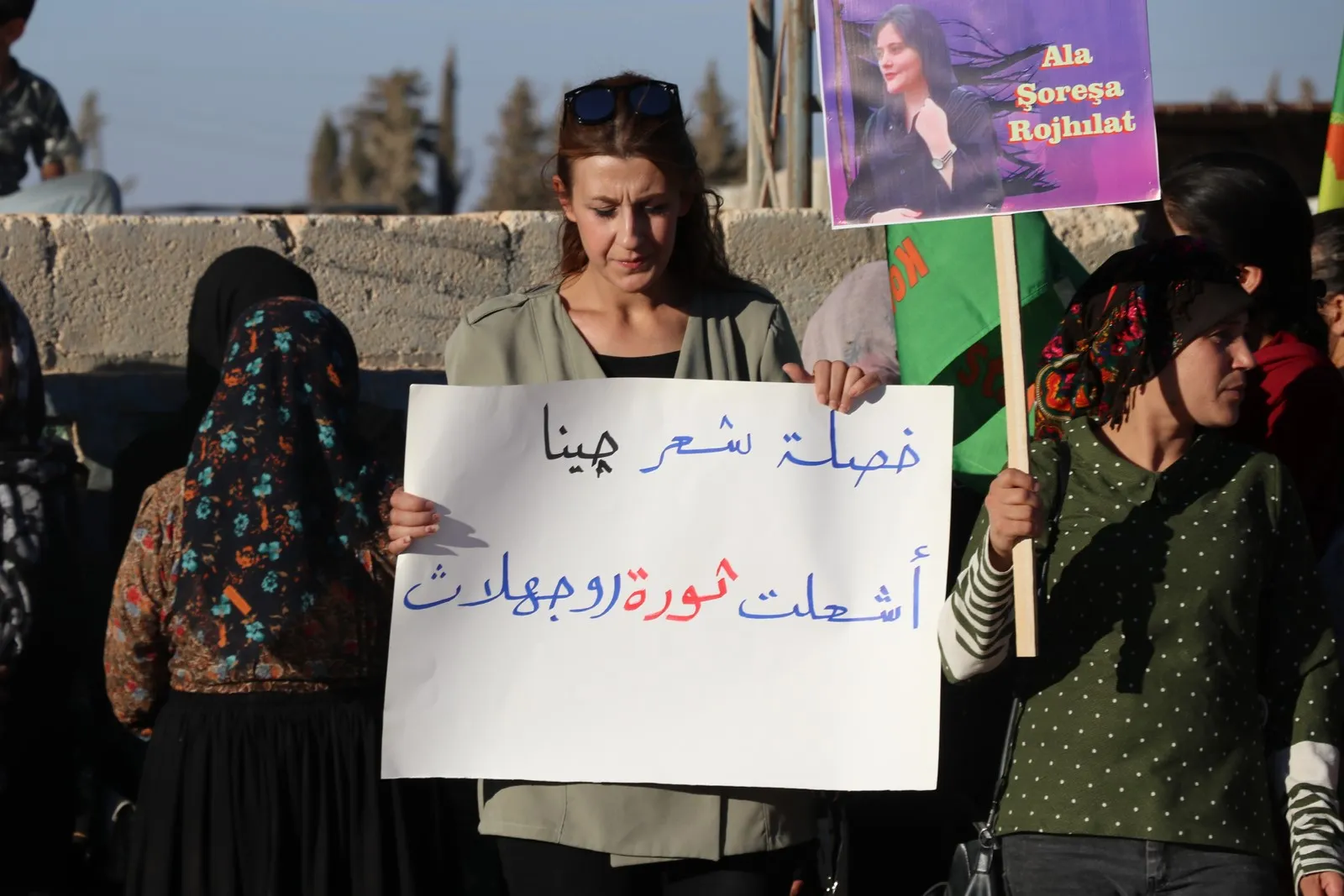 نساء إقليم عفرين ينددن بجريمة قتل جينا أميني