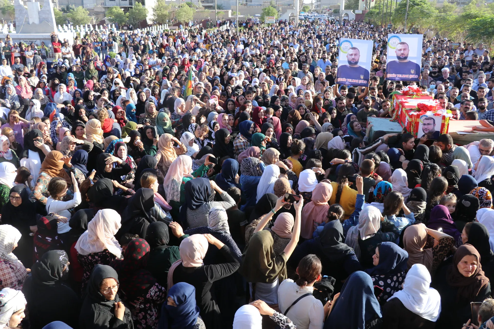 بمراسم مهيبة.. الآلاف من أهالي مقاطعة قامشلو يودعون الشهيد يلماز شرو إلى مثواه الأخير
