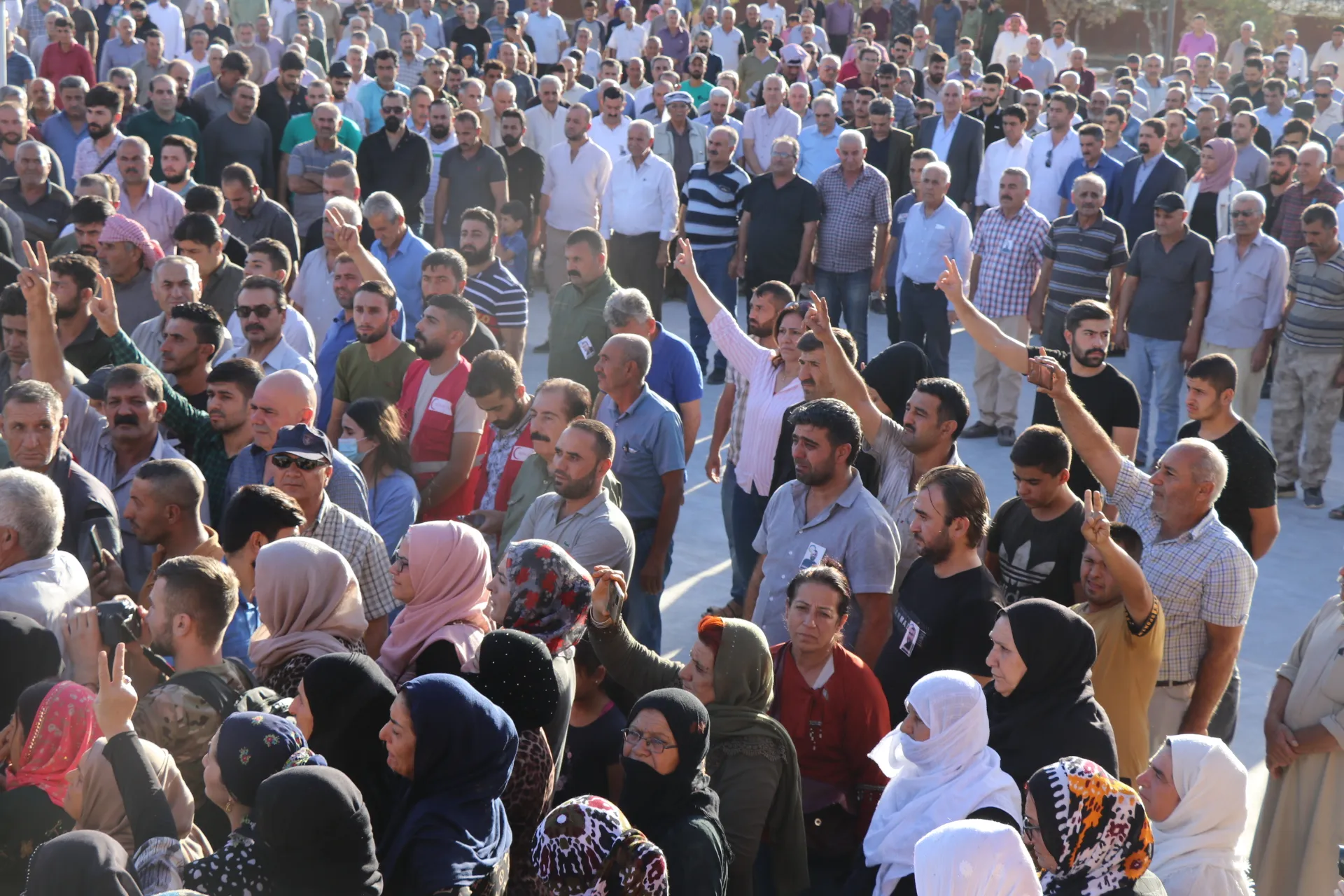 بمراسم مهيبة.. الآلاف من أهالي مقاطعة قامشلو يودعون الشهيد يلماز شرو إلى مثواه الأخير