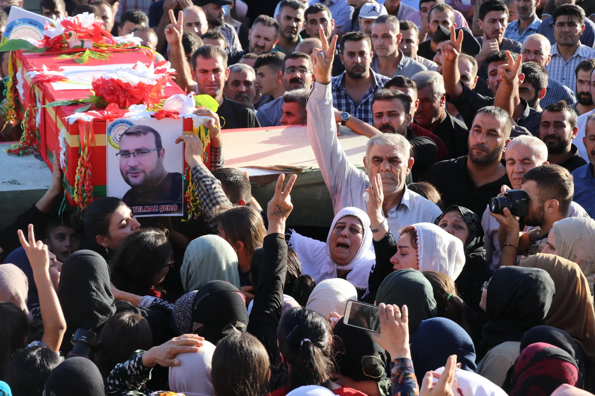 بمراسم مهيبة.. الآلاف من أهالي مقاطعة قامشلو يودعون الشهيد يلماز شرو إلى مثواه الأخير