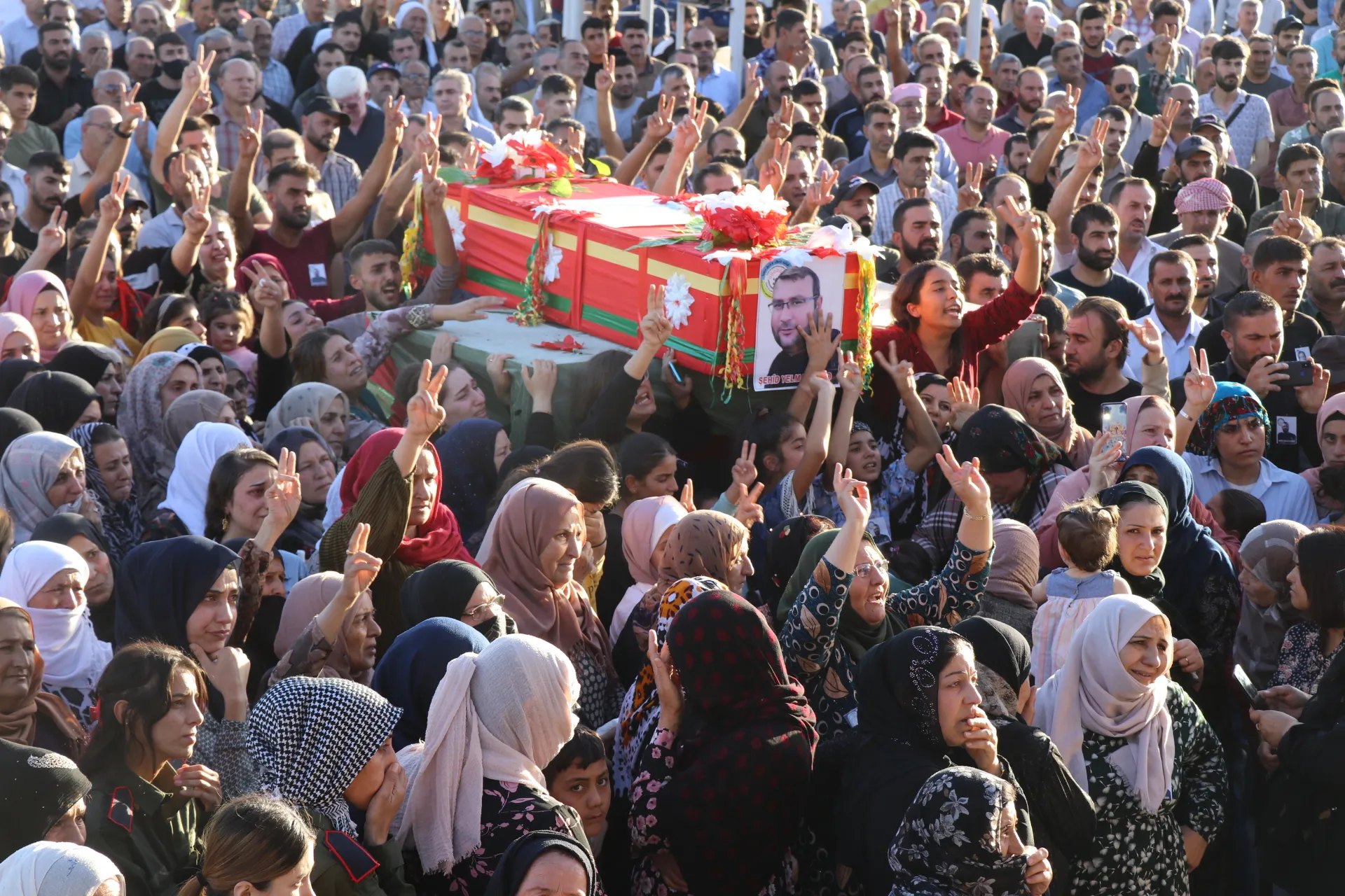 بمراسم مهيبة.. الآلاف من أهالي مقاطعة قامشلو يودعون الشهيد يلماز شرو إلى مثواه الأخير