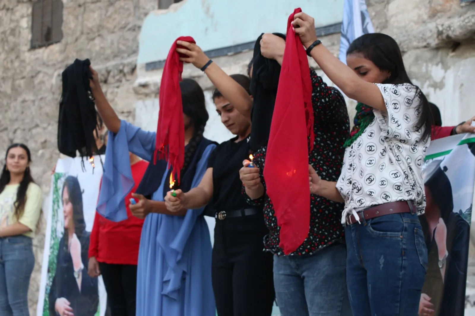 خلال تظاهرة نساء حلب يقصصن شعرهن احتجاجاً على مقتل الشابة جينا أميني