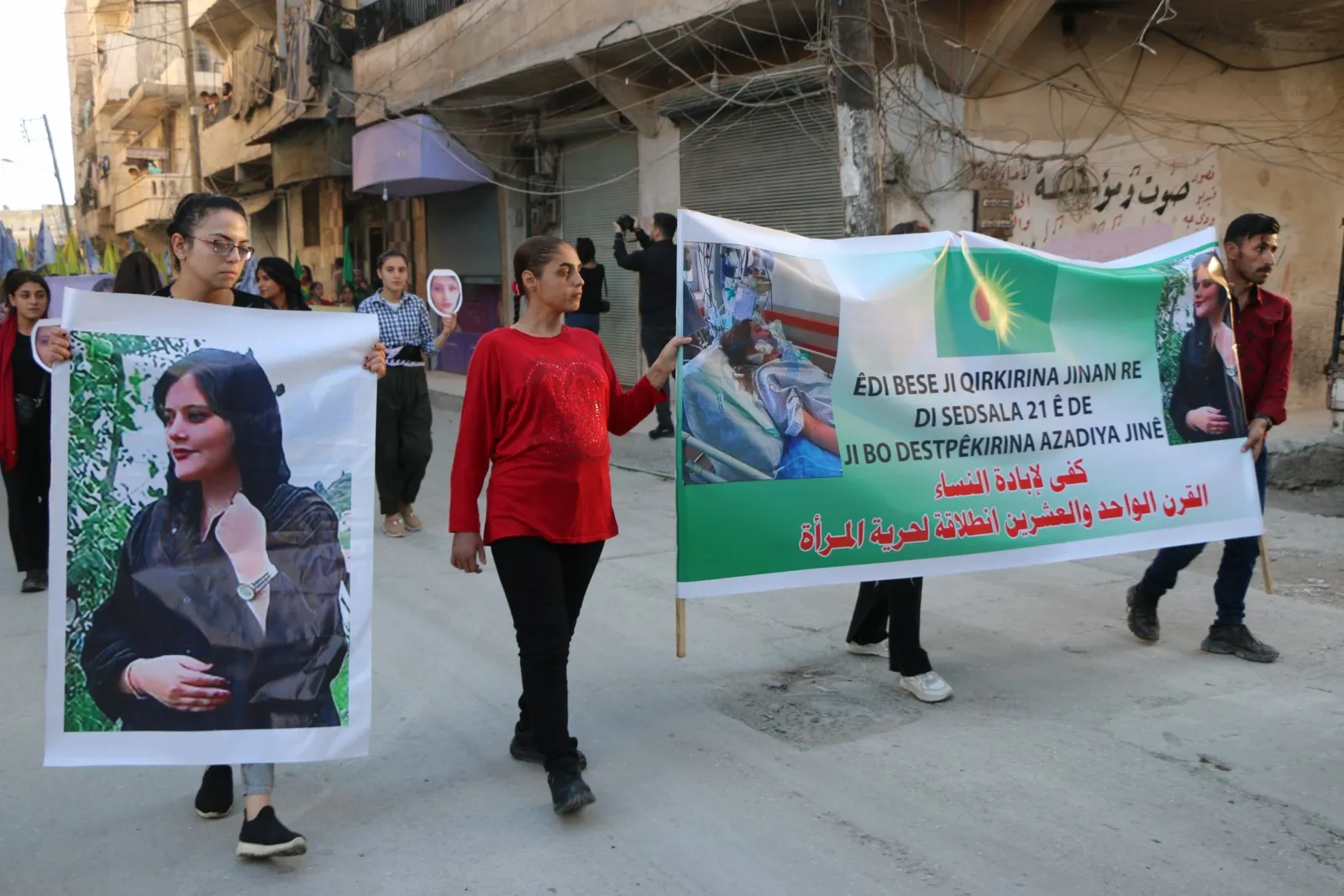 خلال تظاهرة نساء حلب يقصصن شعرهن احتجاجاً على مقتل الشابة جينا أميني