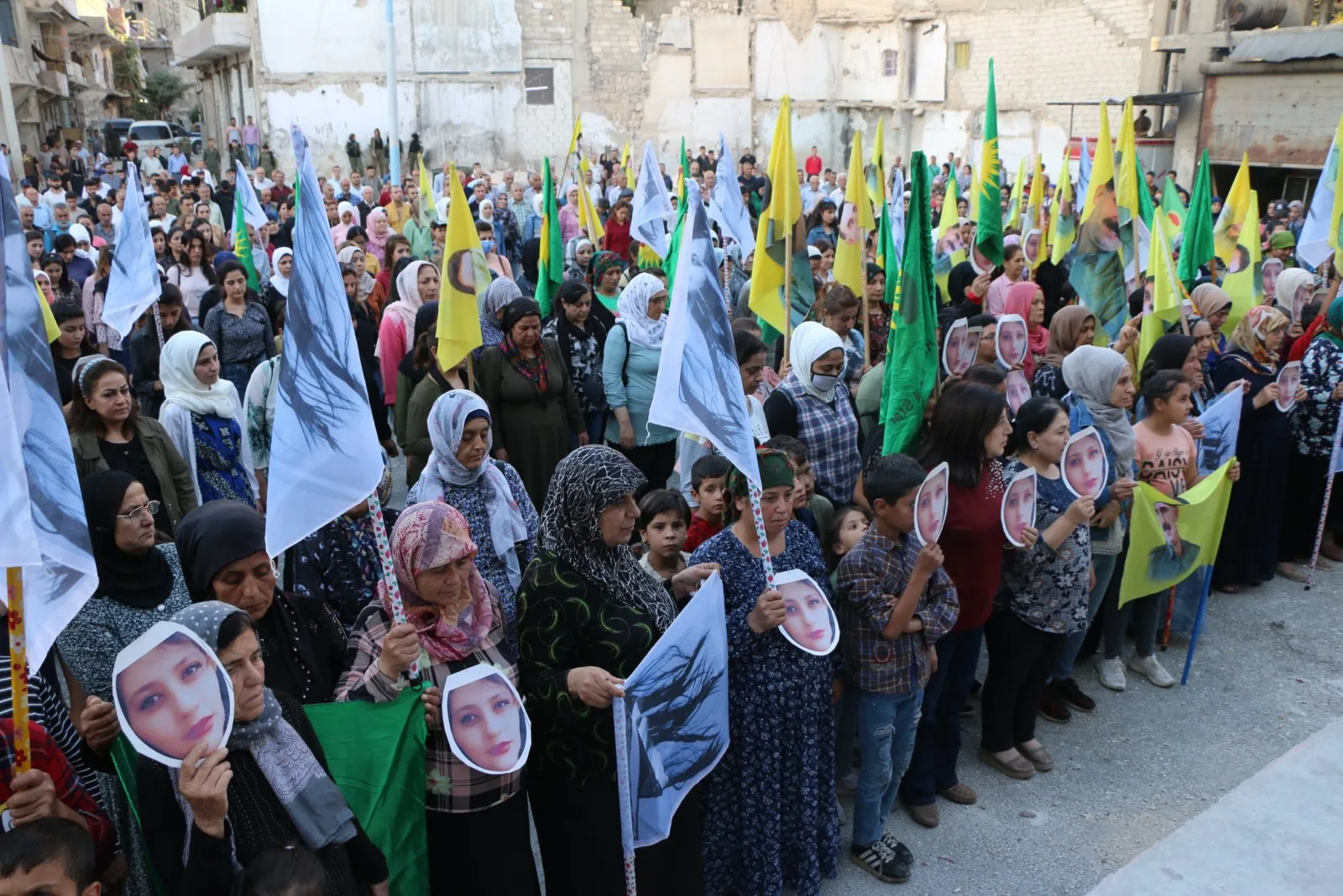 خلال تظاهرة نساء حلب يقصصن شعرهن احتجاجاً على مقتل الشابة جينا أميني