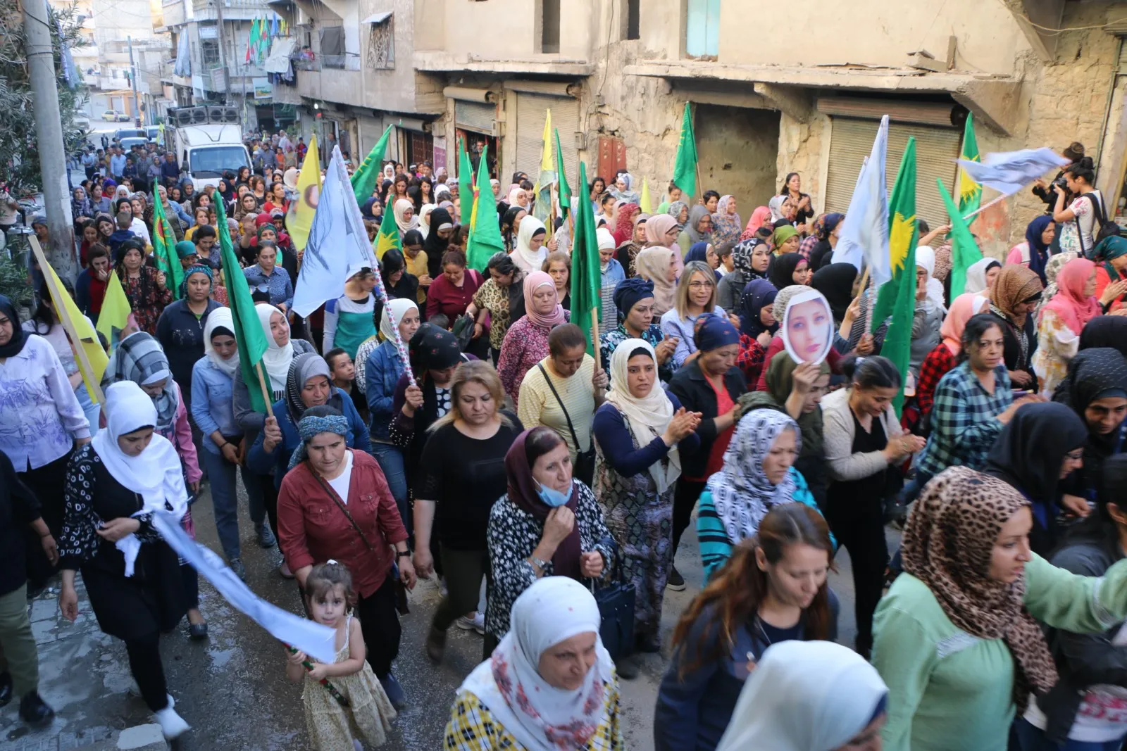 خلال تظاهرة نساء حلب يقصصن شعرهن احتجاجاً على مقتل الشابة جينا أميني