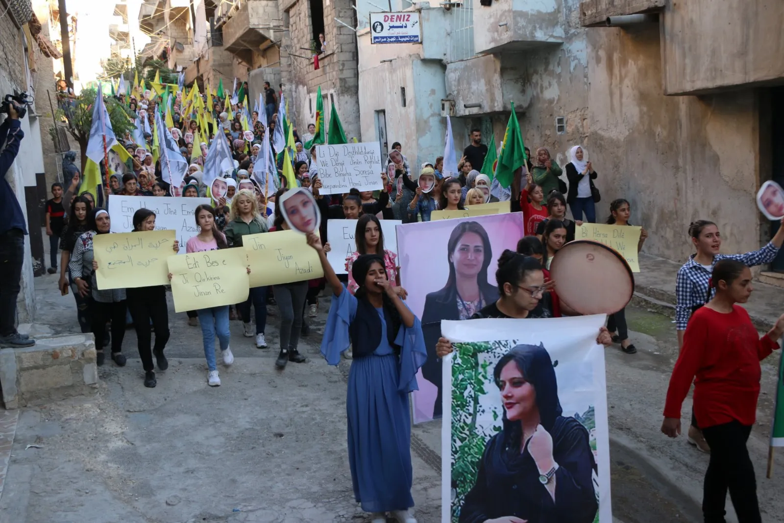 خلال تظاهرة نساء حلب يقصصن شعرهن احتجاجاً على مقتل الشابة جينا أميني
