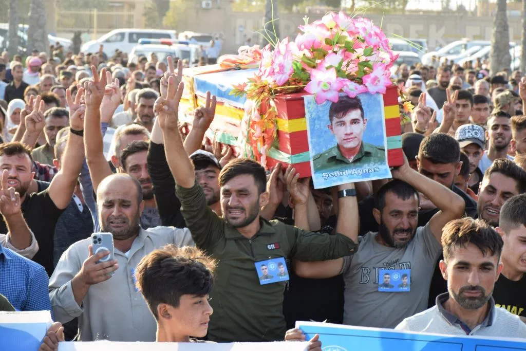 أهالي إقليم الفرات يشيّعون جثماني شهيدين إلى مثواهما الأخير