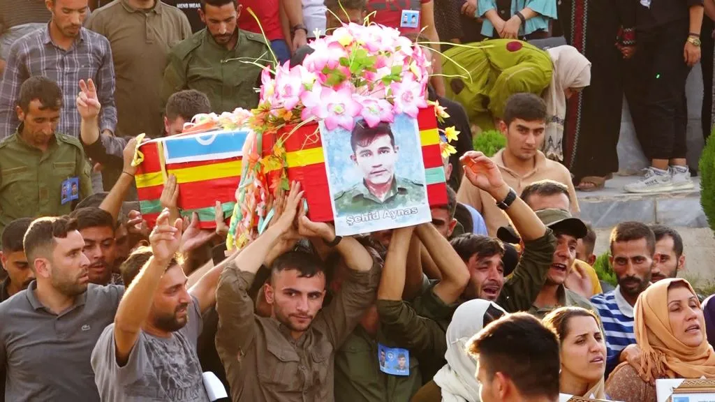 أهالي إقليم الفرات يشيّعون جثماني شهيدين إلى مثواهما الأخير