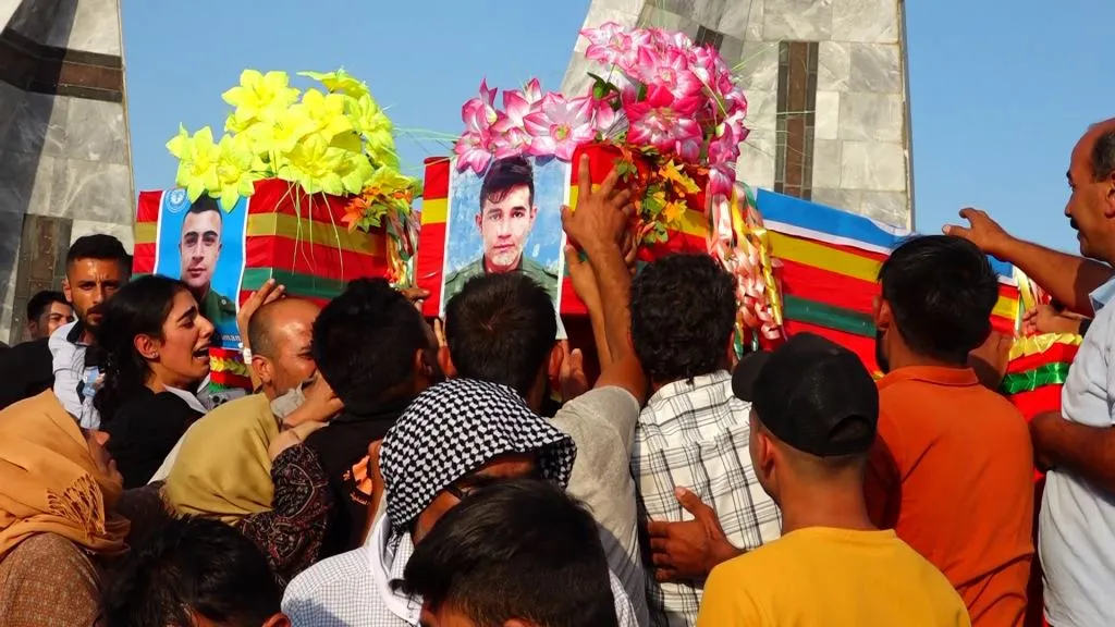 أهالي إقليم الفرات يشيّعون جثماني شهيدين إلى مثواهما الأخير