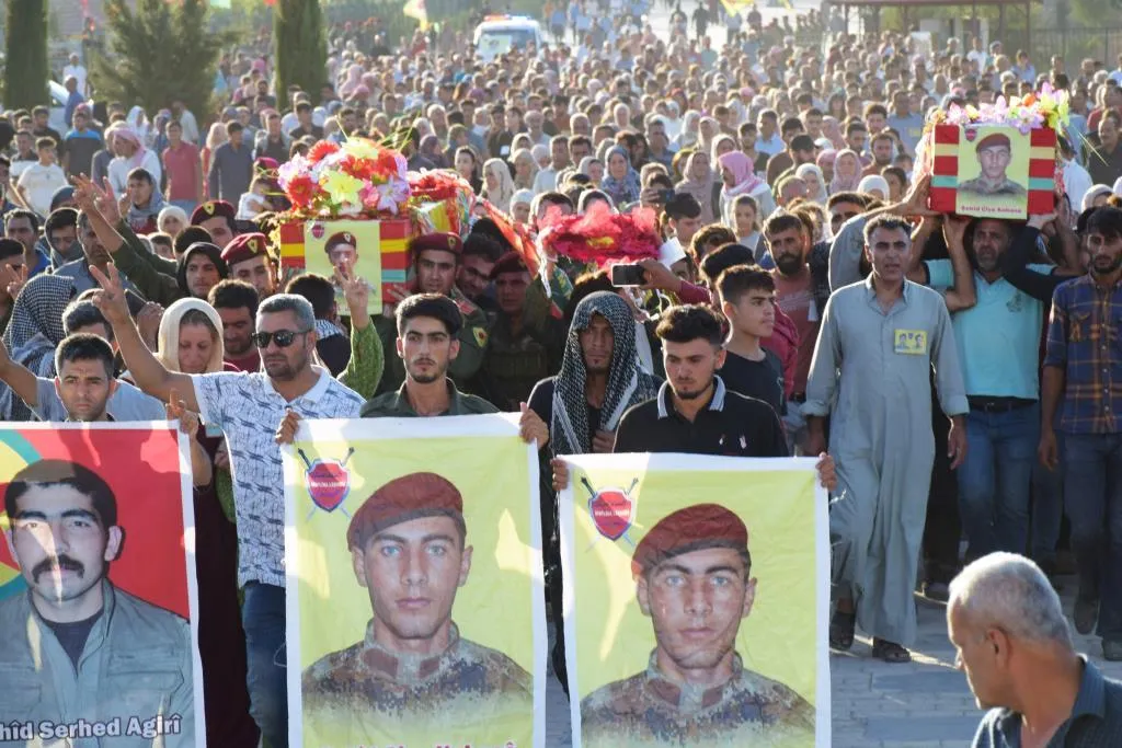 كوباني.. تشييع جثماني شهيدين ومراسم غيابية لشهيد من HPG