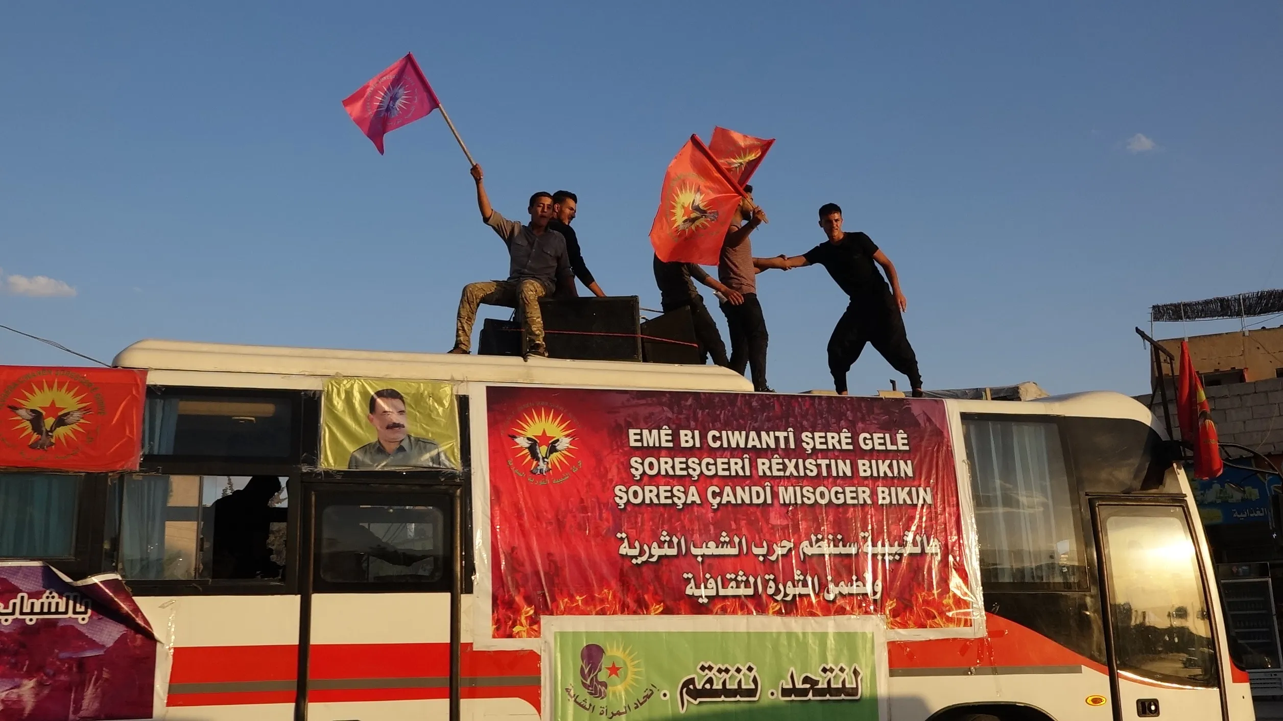  المكتبة الجوالة تختتم في الطبقة بالتأكيد على استمرار النضال لتحقيق الحرية الجسدية للقائد