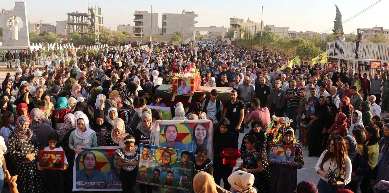 ​​​​​​​تشييع جثمان الشهيد كامبار سولمز ومراسم غيابية للشهيدتين دلال و زيلان في قامشلو