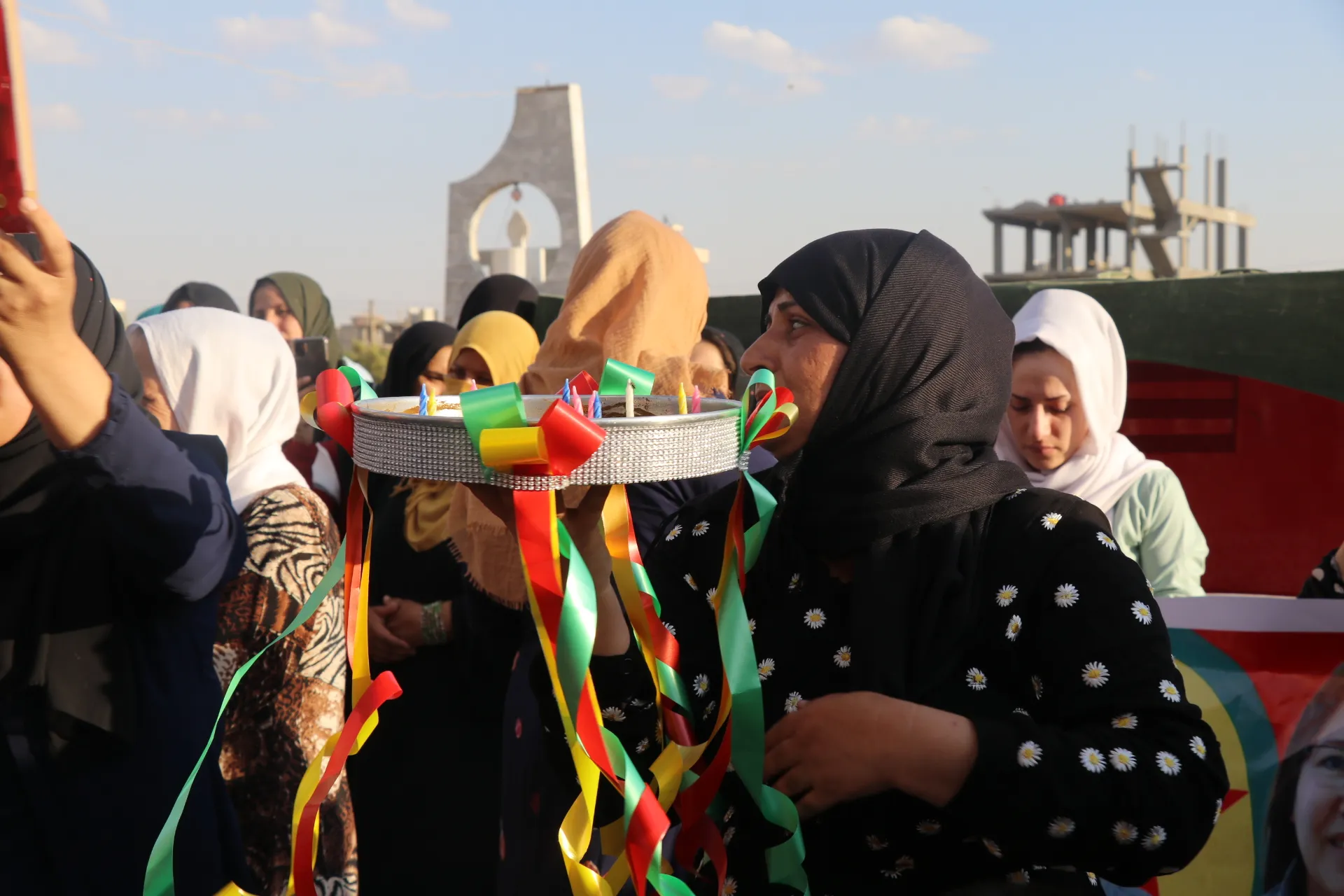 ​​​​​​​تشييع جثمان الشهيد كامبار سولمز ومراسم غيابية للشهيدتين دلال و زيلان في قامشلو