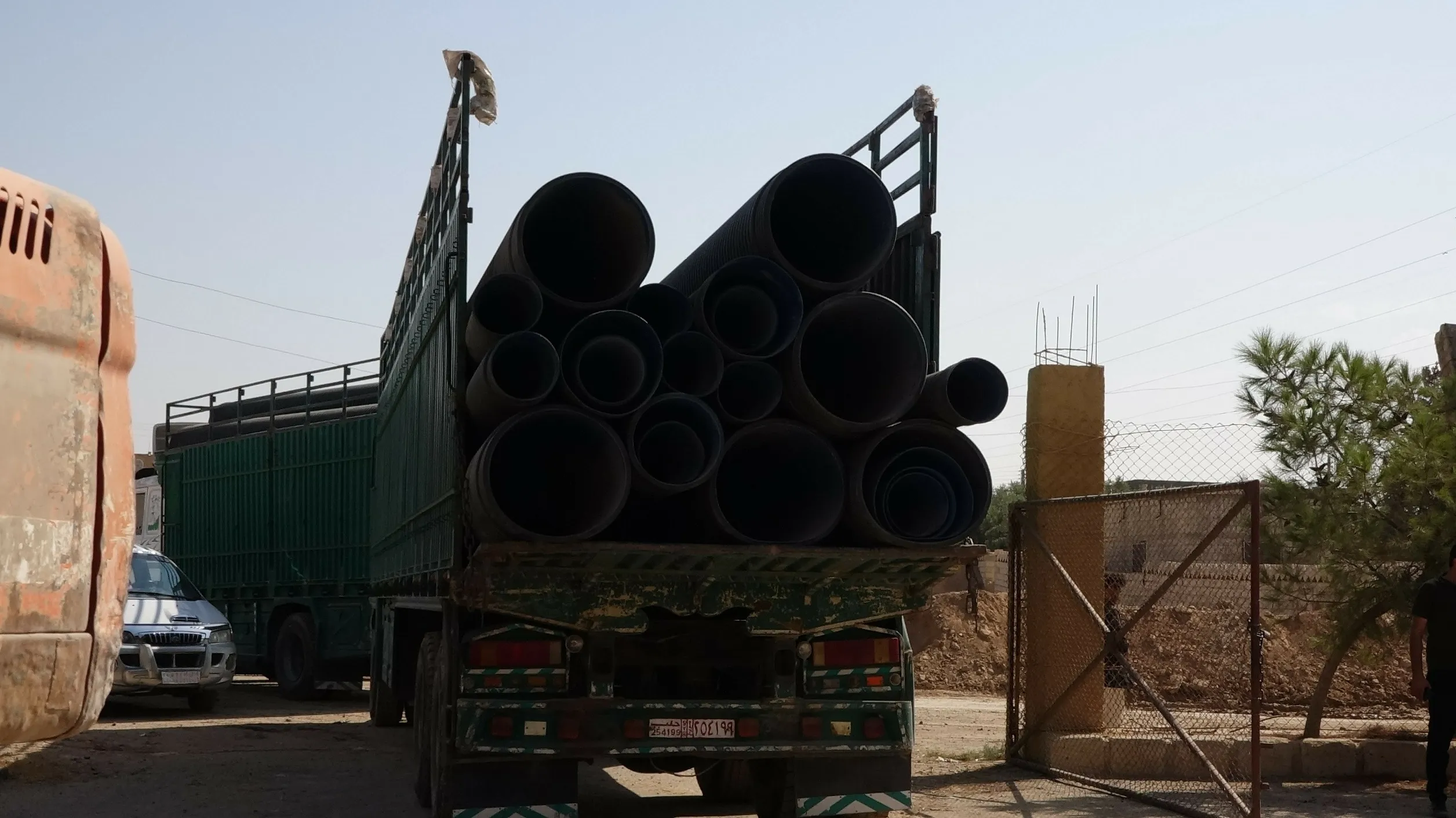 بلديات الشعب في الطبقة والرقة مستمرة في تنفيذ مشاريع إنارة وإطلاق مشاريع صرف صحي