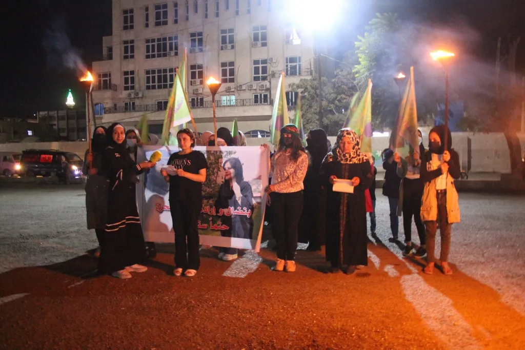 المرأة الشابة ... يجب على المنظمات النسوية أن تدافع عن حقوق النساء بفعالية أكبر