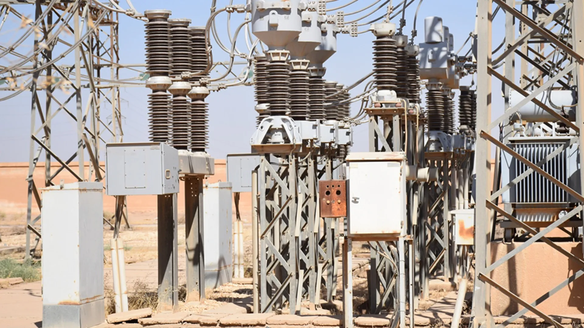بعد عمل دؤوب محفوف بالمخاطر.. هيئة الطاقة والاتصالات تعيد الكهرباء لـ 3 قرى في الشدادي