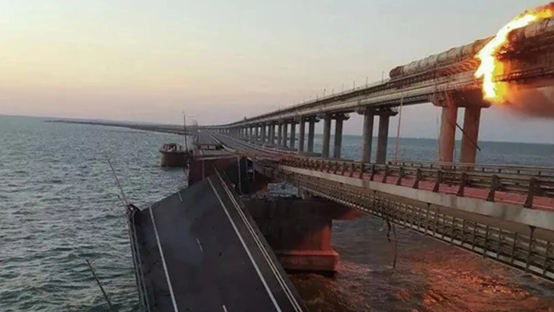 موسكو: انفجار شاحنة على جسر القرم