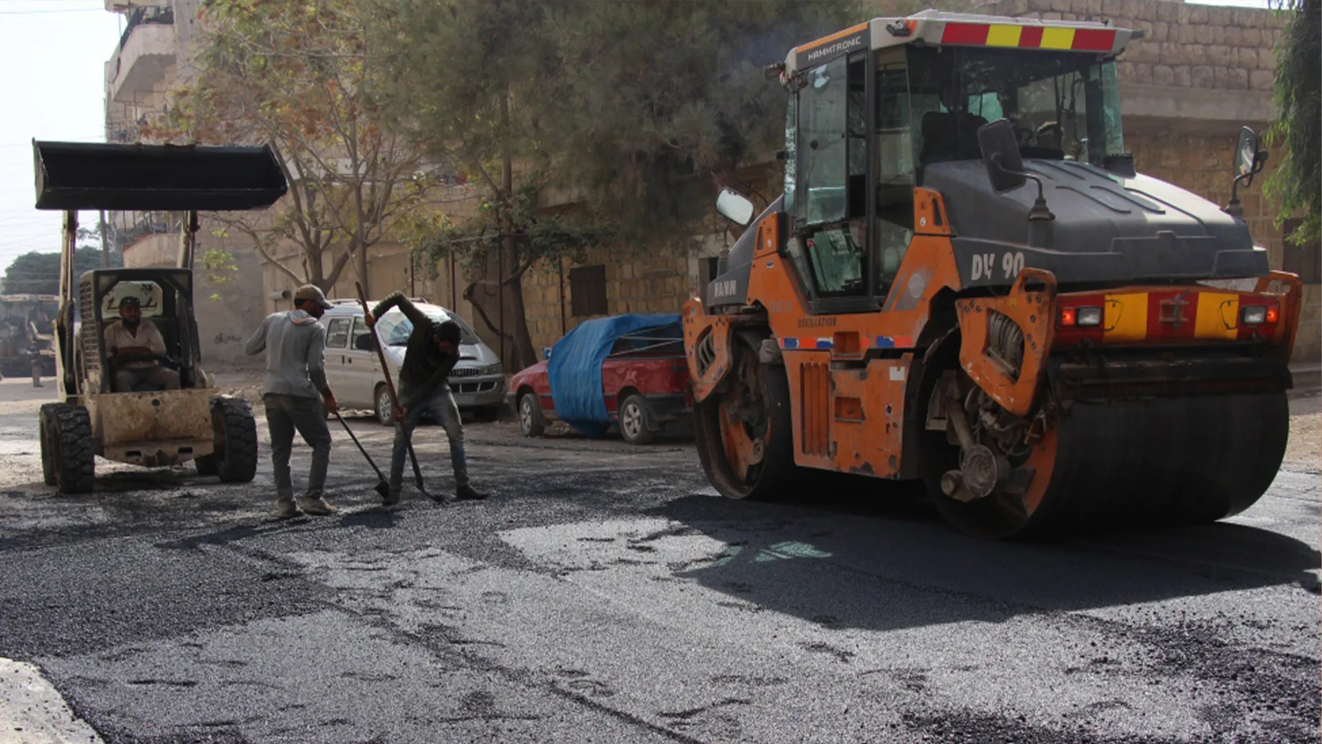 بلدية منبج تنفذ أعمال تعبيد طرق وتأهيل شبكات الصرف الصحي