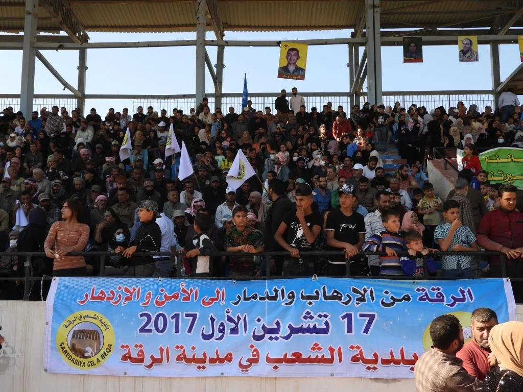 ​​​​​​​قبيل المشاركة في ذكرى تحرير مدينتهم.. أهالي الرقة يتظاهرون ضد استهداف مقاتلي الكريلا بالكيماوي