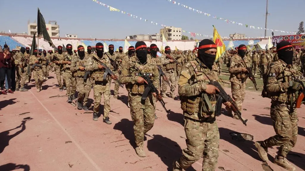 ​​​​​​​قبيل المشاركة في ذكرى تحرير مدينتهم.. أهالي الرقة يتظاهرون ضد استهداف مقاتلي الكريلا بالكيماوي