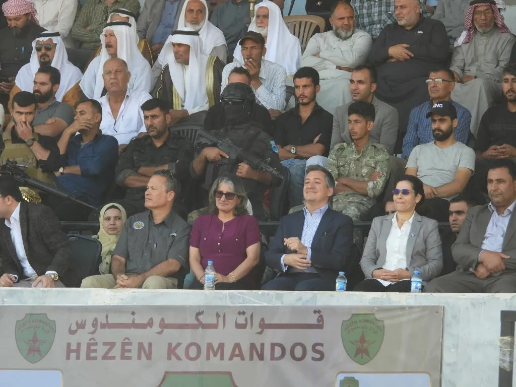 ​​​​​​​قبيل المشاركة في ذكرى تحرير مدينتهم.. أهالي الرقة يتظاهرون ضد استهداف مقاتلي الكريلا بالكيماوي