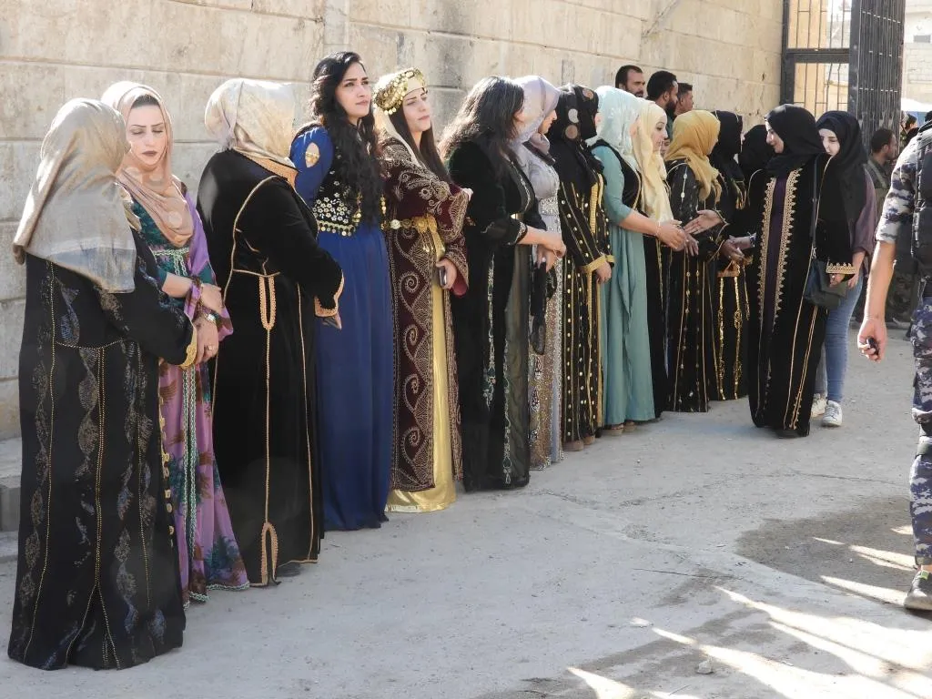 ​​​​​​​قبيل المشاركة في ذكرى تحرير مدينتهم.. أهالي الرقة يتظاهرون ضد استهداف مقاتلي الكريلا بالكيماوي