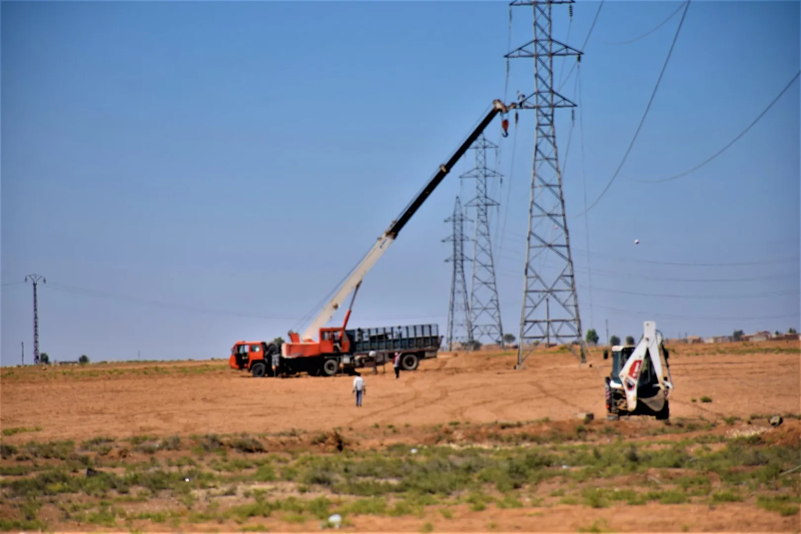 عقب استهداف الاحتلال التركي لمحطة كهرباء تل تمر فرق الصيانة تسارع إلى إصلاحها