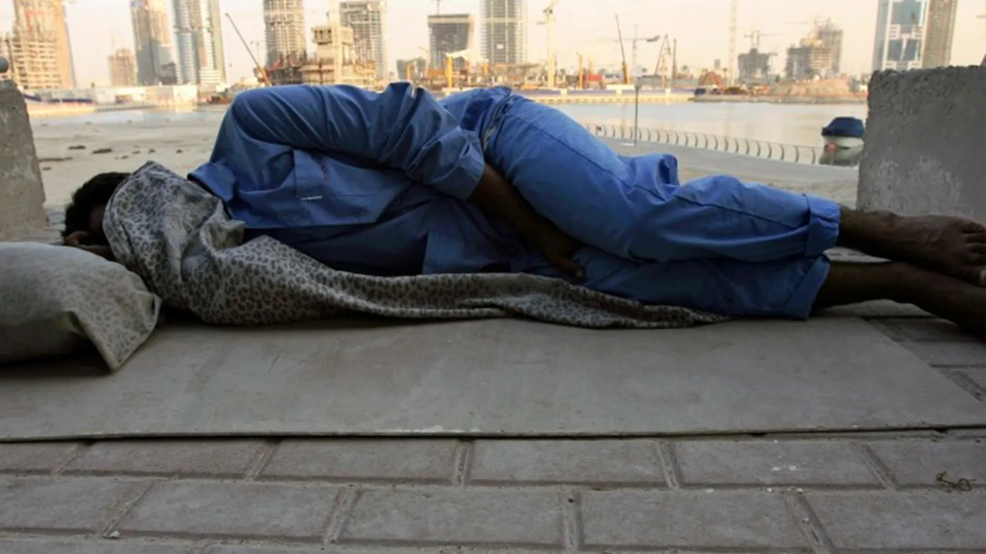 "بعضهم بقي بلا مأوى".. قطر تبلغ آلاف العمال بإخلاء مساكنهم في الدوحة مع اقتراب كأس العالم