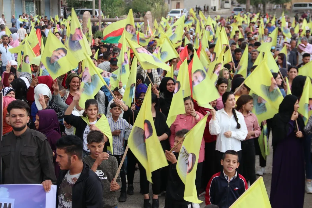 ​​​​​​​الآلاف من مكونات منطقة ديرك ينددون بالمؤامرة الدولية على القائد أوجلان